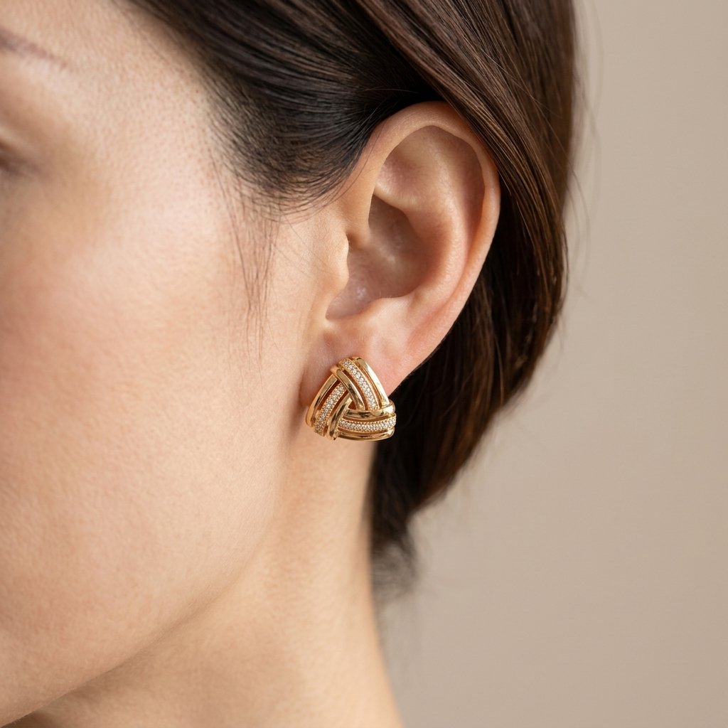Goudkleurige geometrische oorknopjes met micro zirkonia