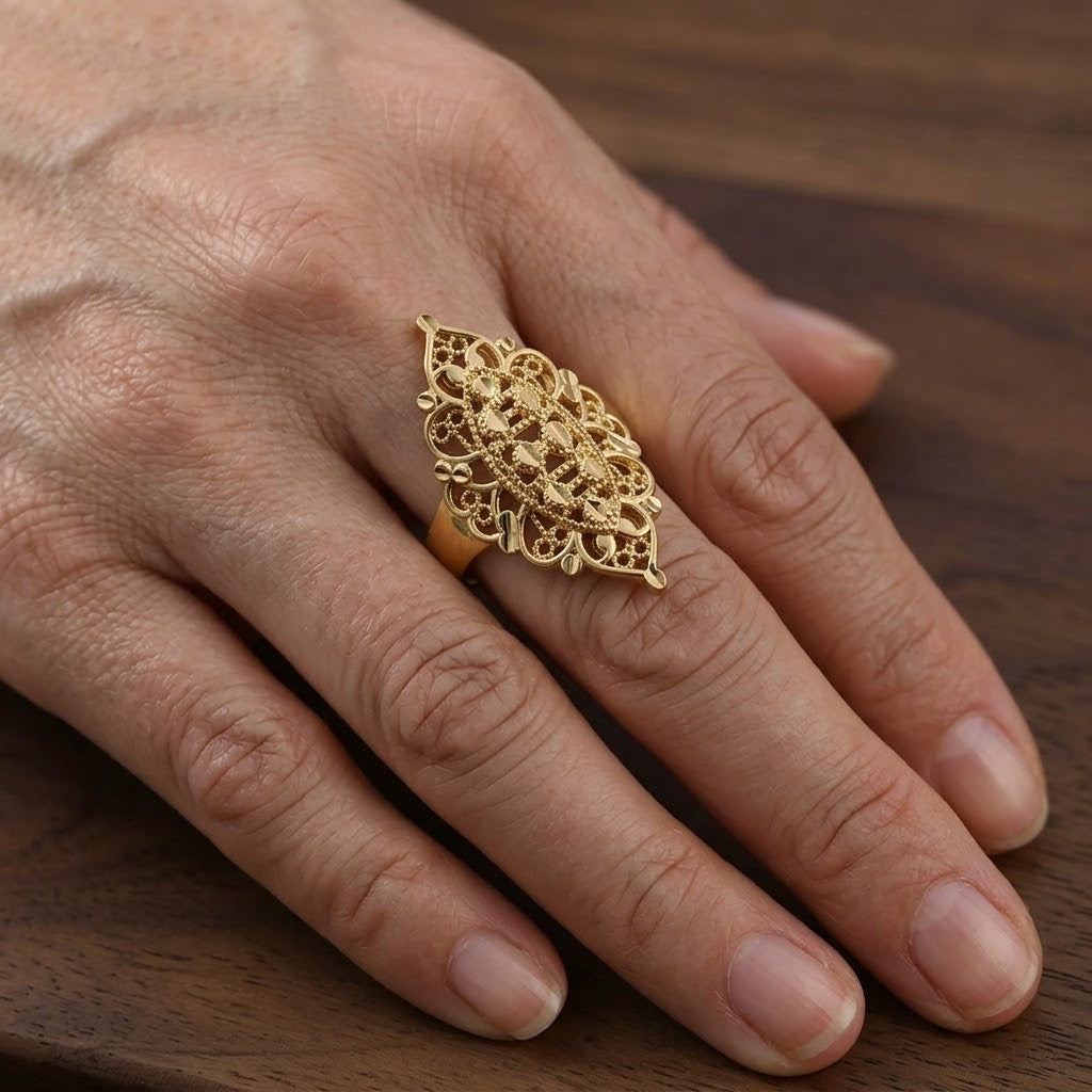 Opengewerkte ring met bladmotief
