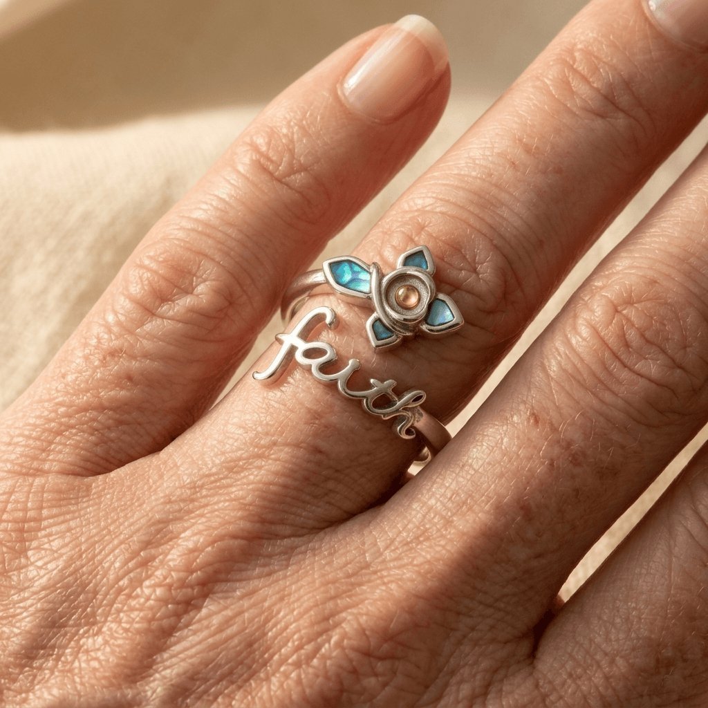 Zilverkleurige geloofskruis ring met mosterdzaad en abalone schelp