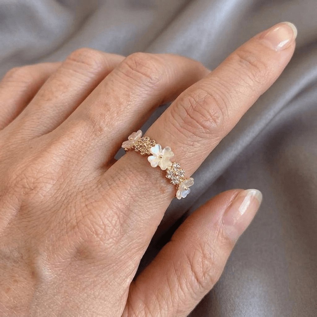 Goudkleurige bloemring met zirkonia