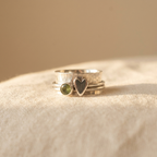 Vintage zilverkleurige ambachtelijke ring met hart en groene steen