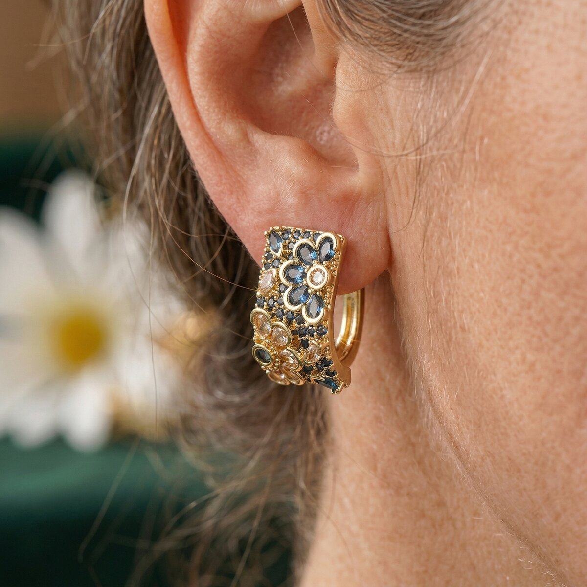 Vintage oorringen met blauw zirkonia
