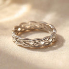 Gedraaide zilverkleurige gevlochten ring