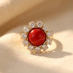 Vintage halo ring met rood koraal en kristal
