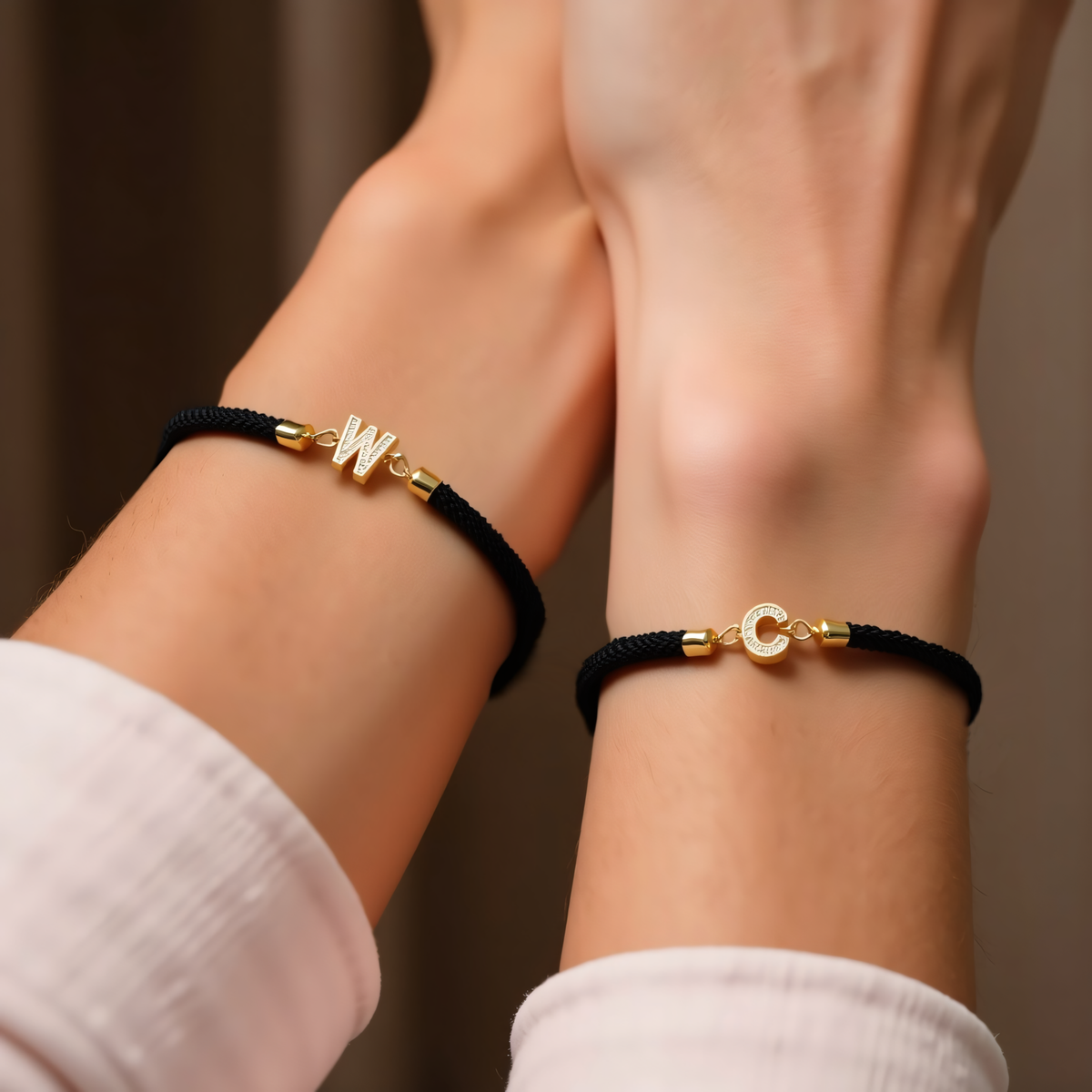 Fijne gepersonaliseerde koordarmband met initiaal en pavé diamanten bedel