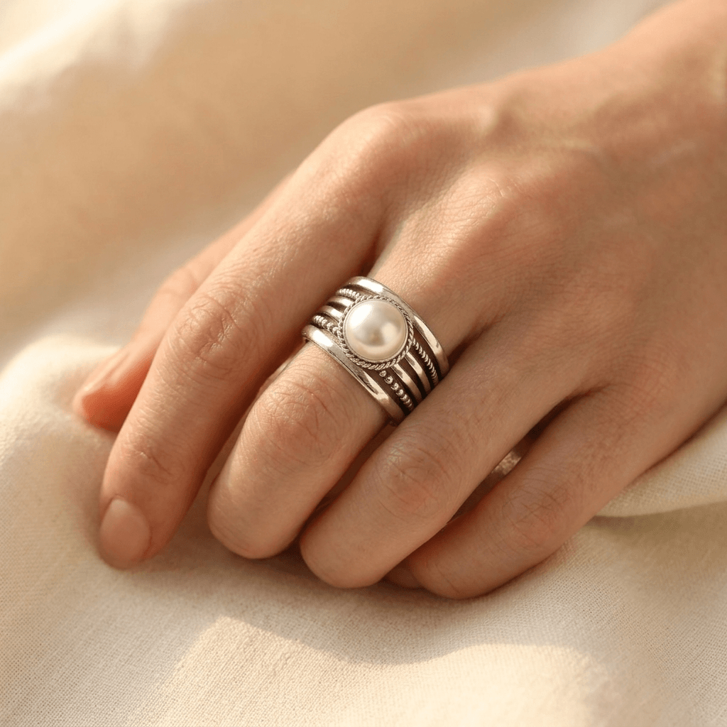 Bohemien zilverkleurige parel gedraaide statement ring
