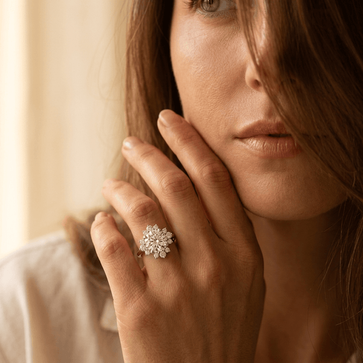 Exquisite Vintage Starburst Synthetic Zirconia Ring