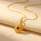 Vintage filigrein hangerketting met robijnkristal