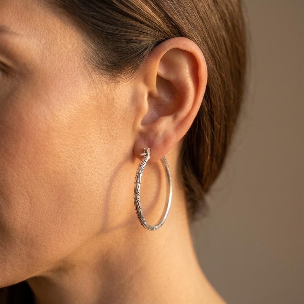 Elegante metalen oorringen in vintage punkstijl