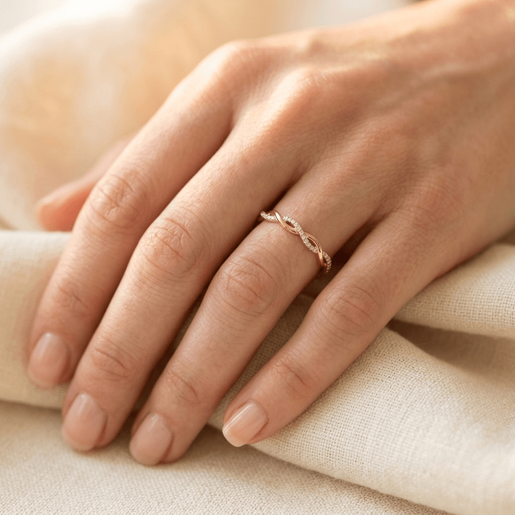 Modieuze elegante gedraaide zilverkleurige ring met zirkonia