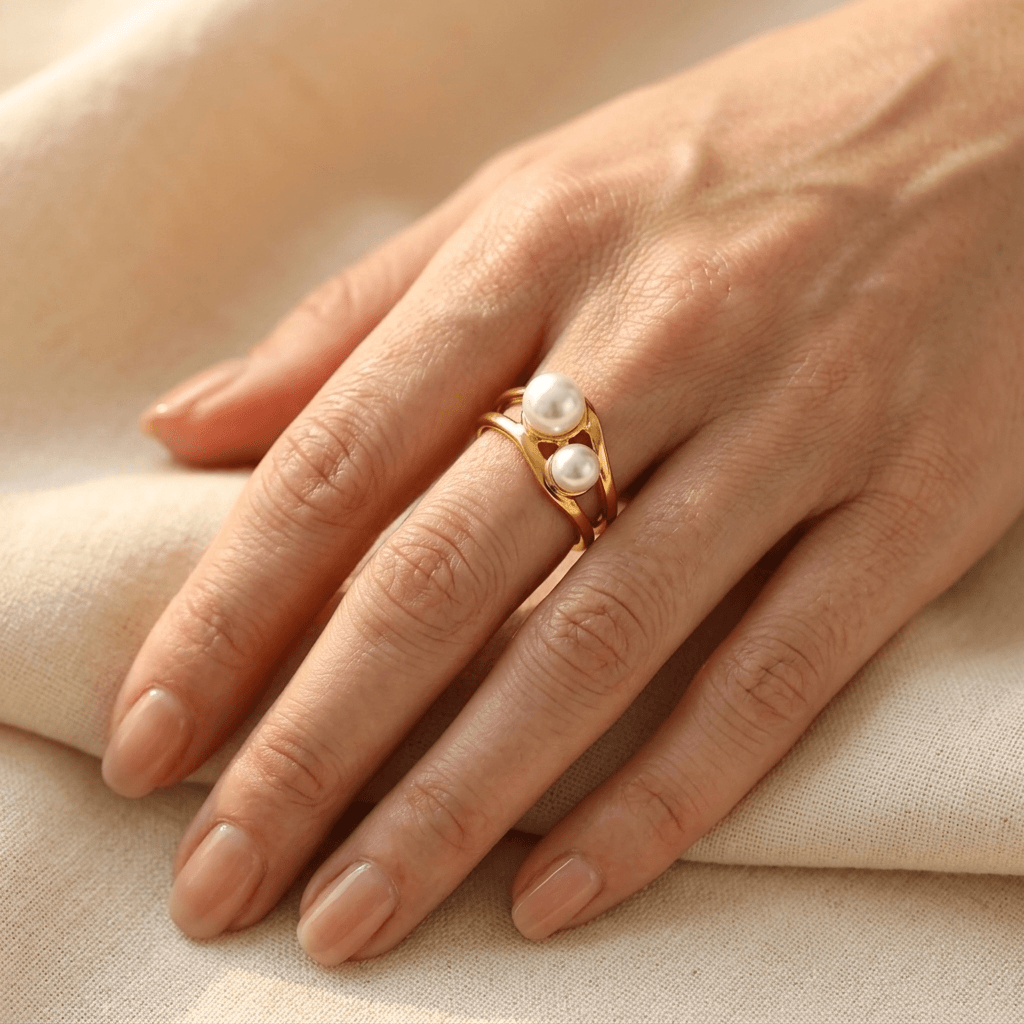 Goudkleurige geometrische open ring met dubbele parel