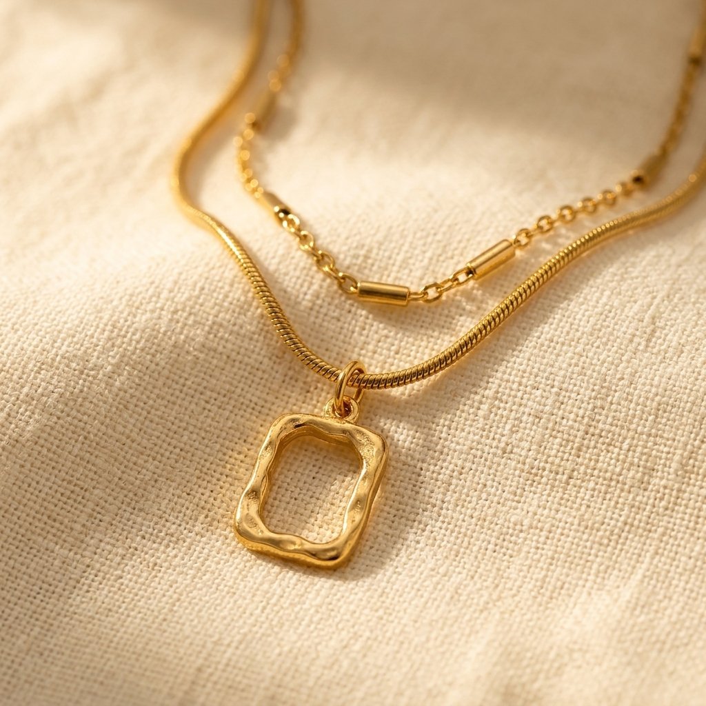 Minimalistische goudkleurige dubbellaagse ketting met vierkante hanger