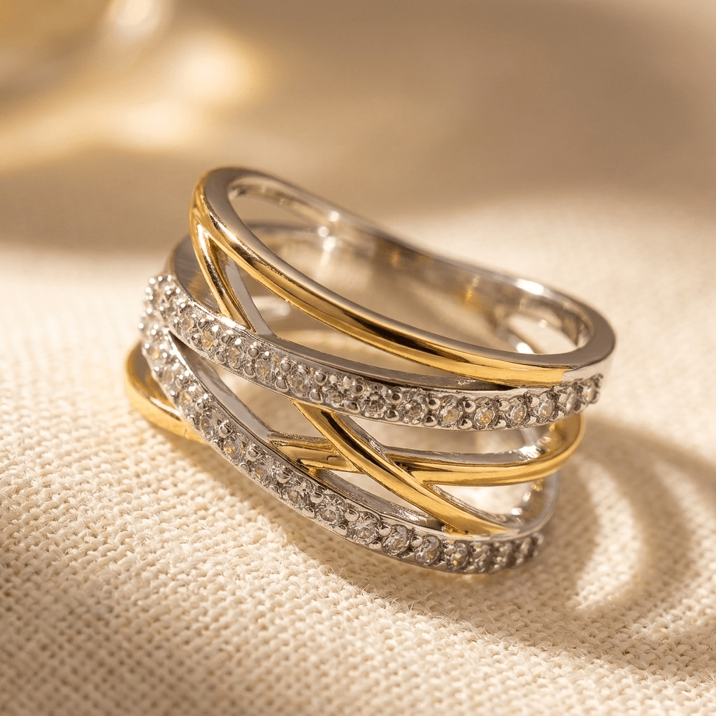Zilver- en goudkleurige gekruiste zirkonia ring
