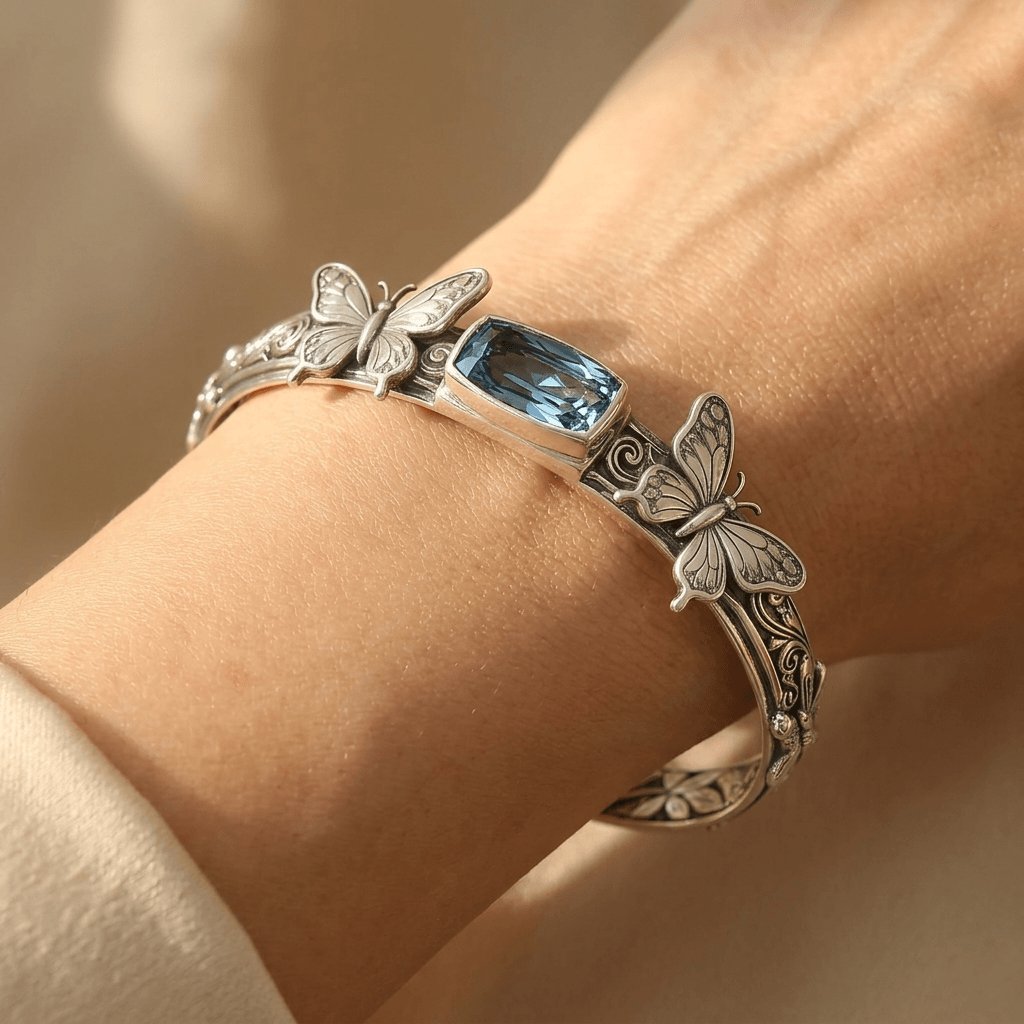 Vintage zilverkleurige libelarmband met blauwe steen