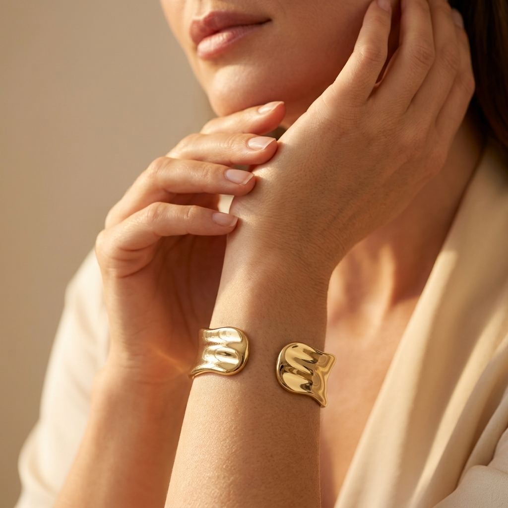 Elegante minimalistische goudkleurige geplooide cuff armband
