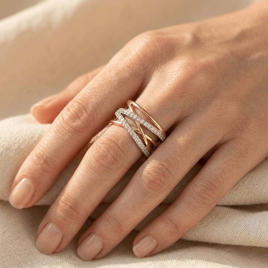 Zilver- en goudkleurige gekruiste zirkonia ring
