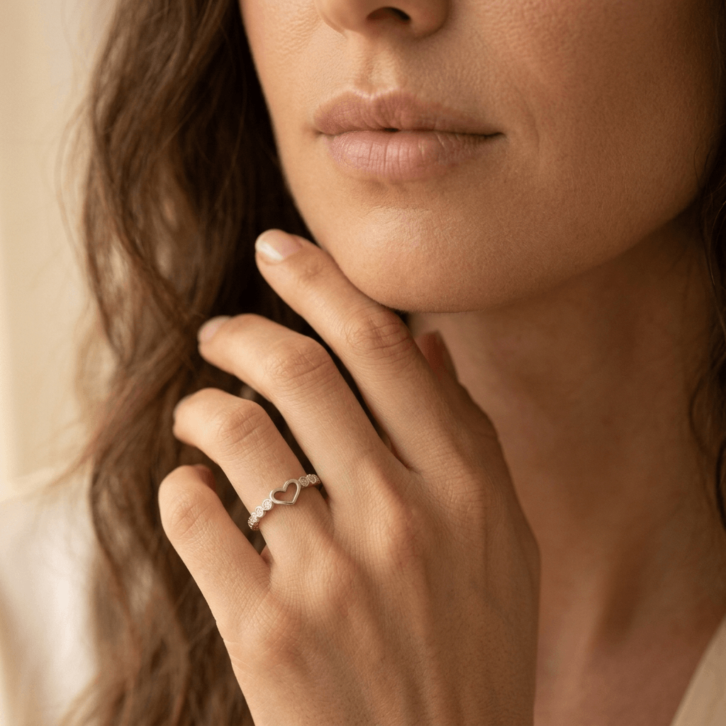 Zilverkleurige open hart ring met diamantaccent