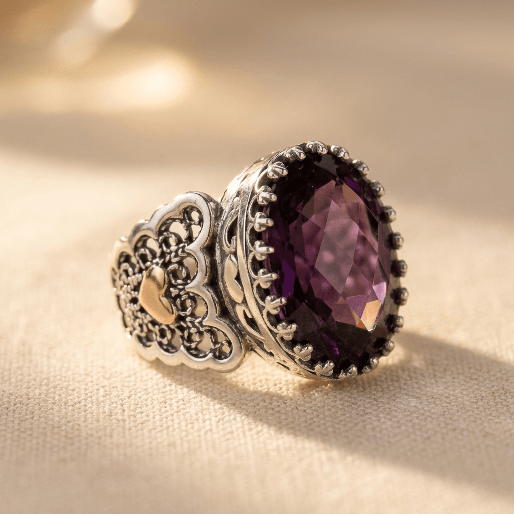 Etnische handgesneden hartring met paarse zirkonia