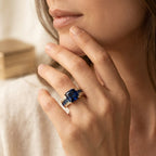 Goudkleurige cushion ring met blauwe saffier