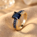 Goudkleurige cushion ring met blauwe saffier
