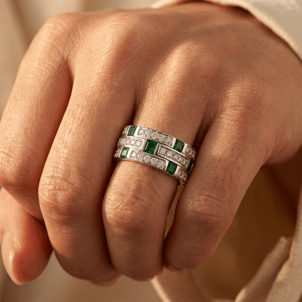 Smaragdgroene zilverkleurige bandring met diamant