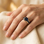 Goudkleurige cushion ring met blauwe saffier