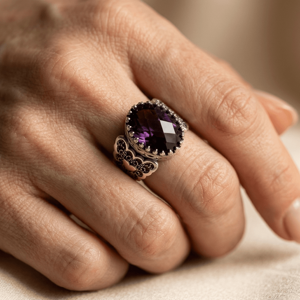Etnische handgesneden hartring met paarse zirkonia