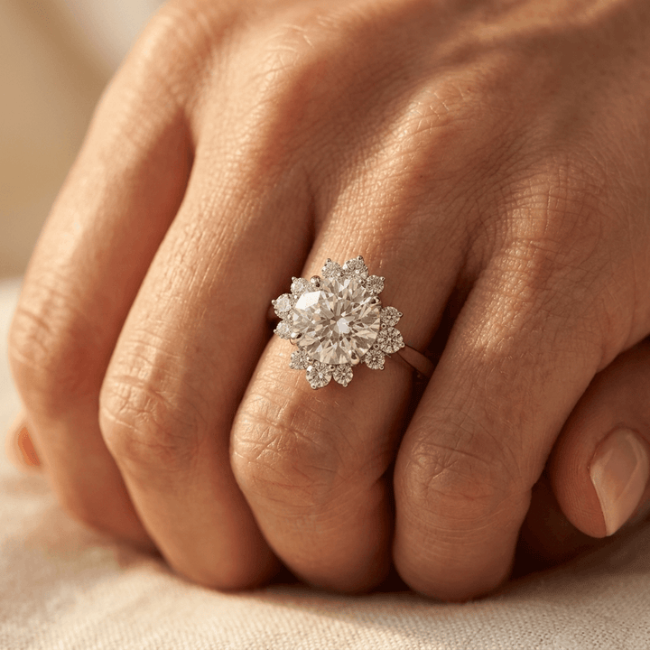 Exquisite Vintage Starburst Synthetic Zirconia Ring