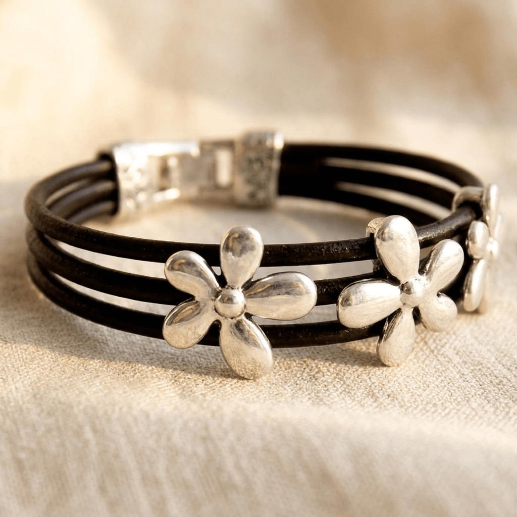 Zwarte leren armband met zilverkleurige bloembedel