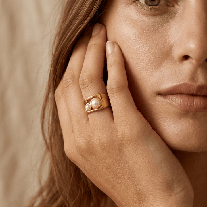 Elegant Gold Pearl Oval Ring