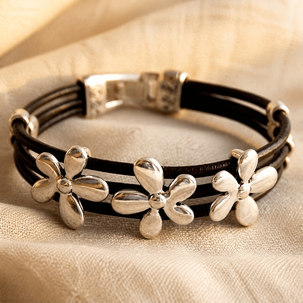 Zwarte leren armband met zilverkleurige bloembedel