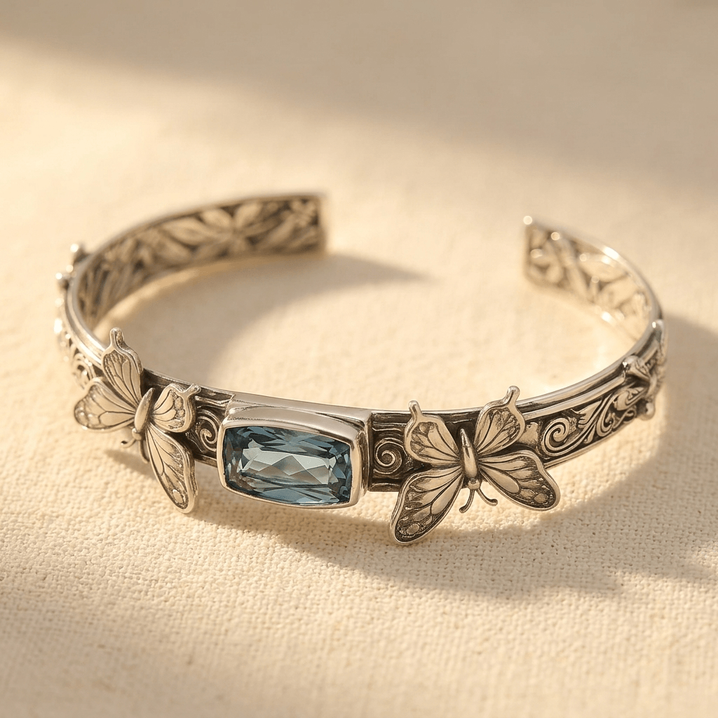 Vintage zilverkleurige libelarmband met blauwe steen