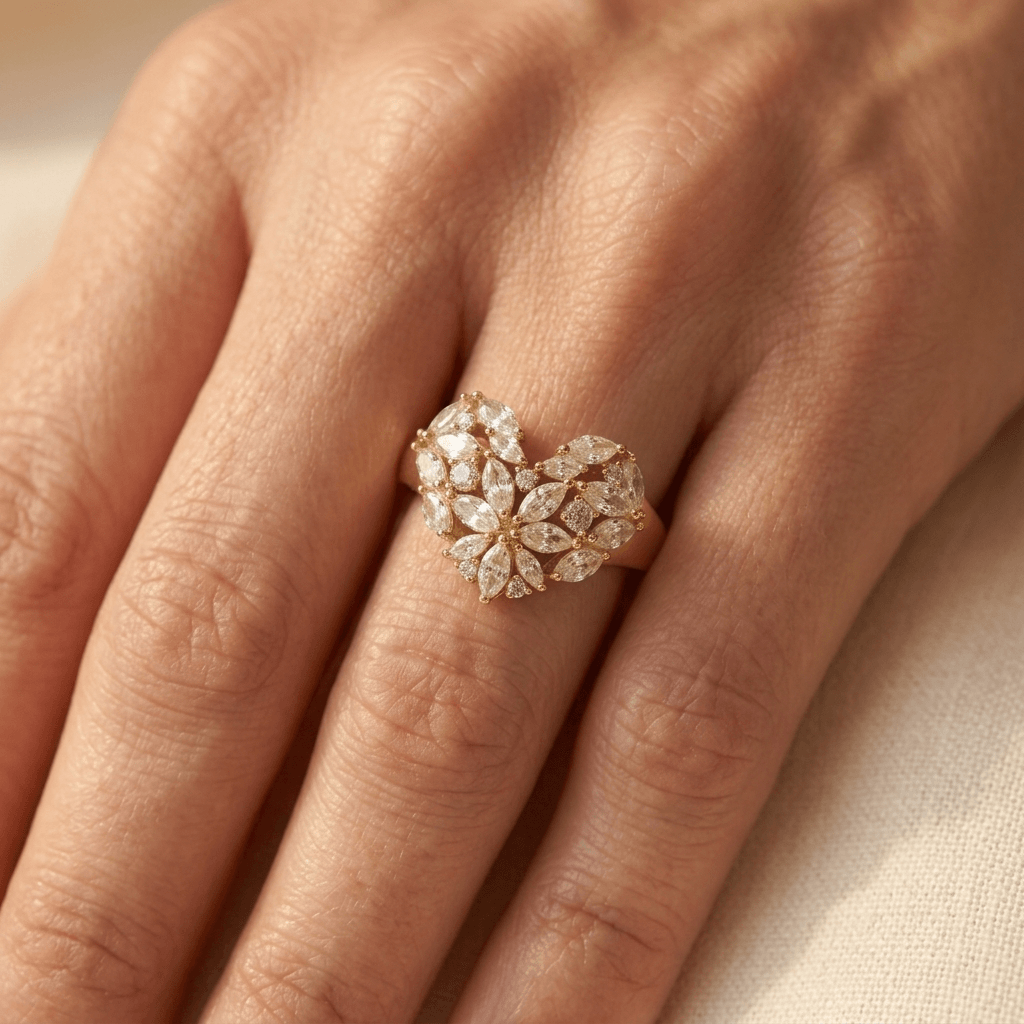 Elegante goudkleurige bloemenring met synthetische zirkonia