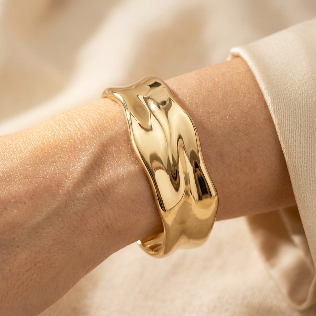 Elegante minimalistische goudkleurige geplooide cuff armband