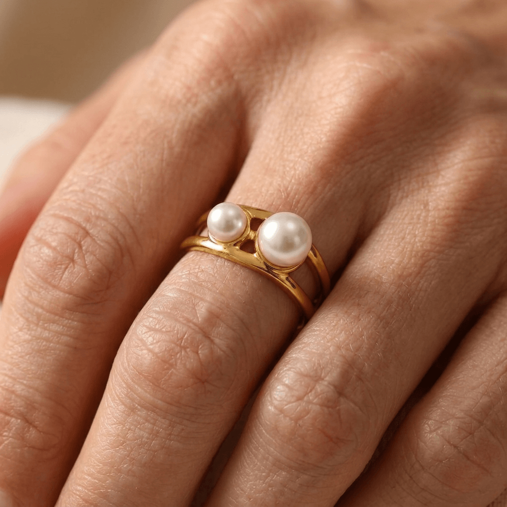 Goudkleurige geometrische open ring met dubbele parel