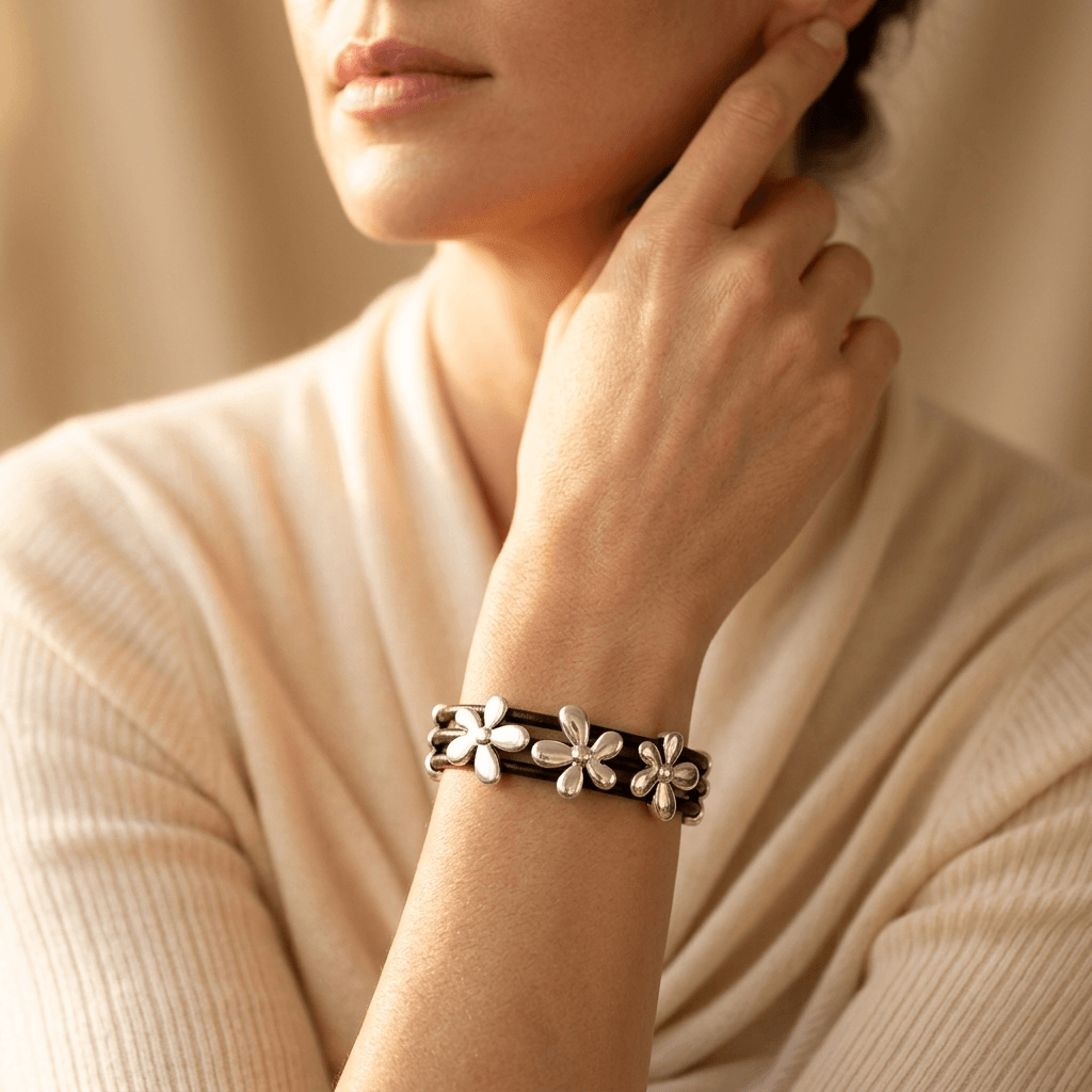 Zwarte leren armband met zilverkleurige bloembedel