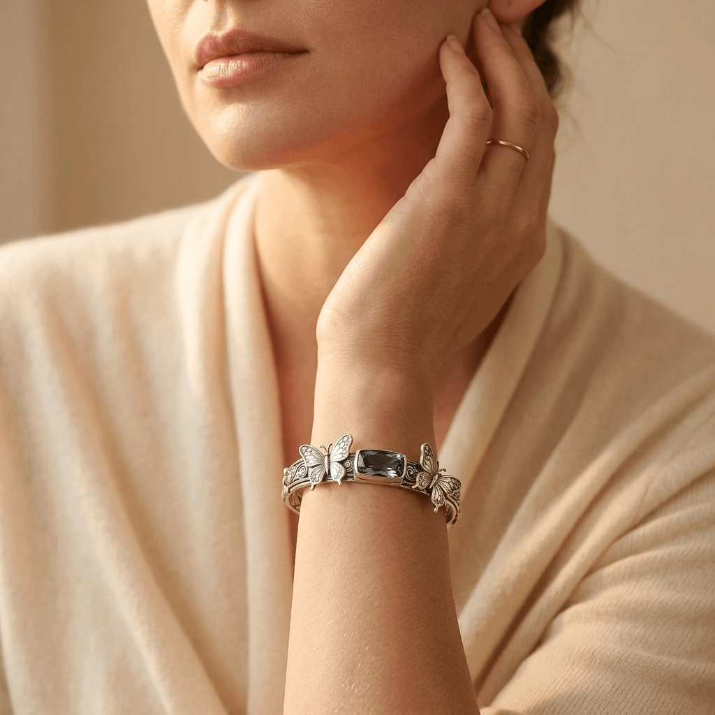 Vintage zilverkleurige libelarmband met blauwe steen