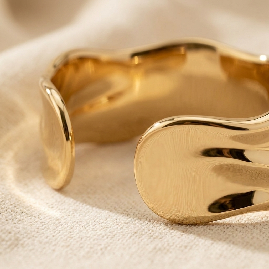 Elegante minimalistische goudkleurige geplooide cuff armband