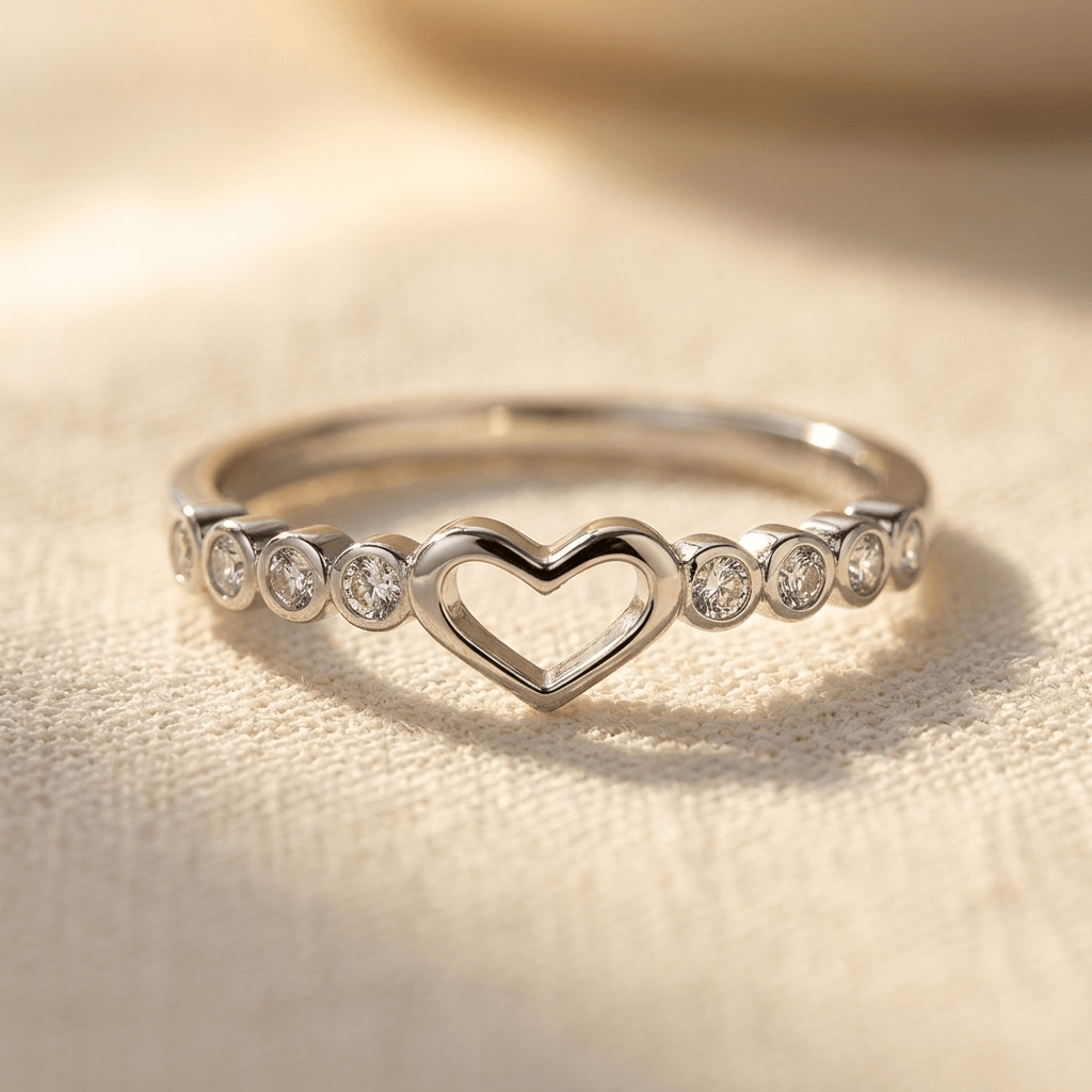 Zilverkleurige open hart ring met diamantaccent