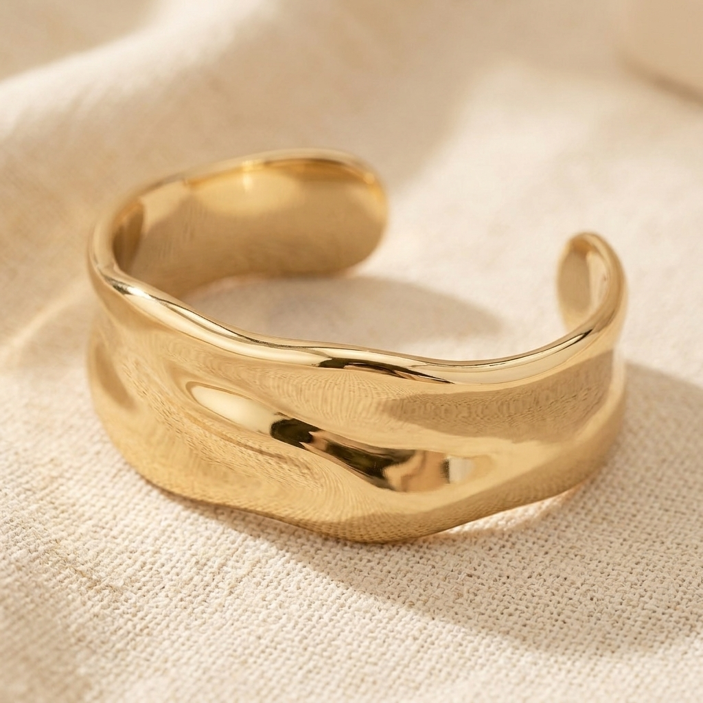 Elegante minimalistische goudkleurige geplooide cuff armband