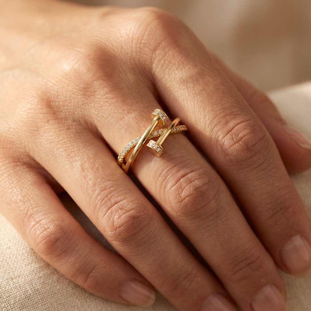 Goudkleurige gekruiste ring met zirkonia