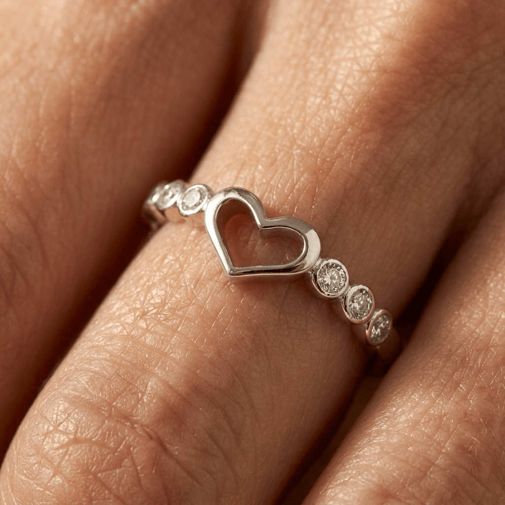 Zilverkleurige open hart ring met diamantaccent