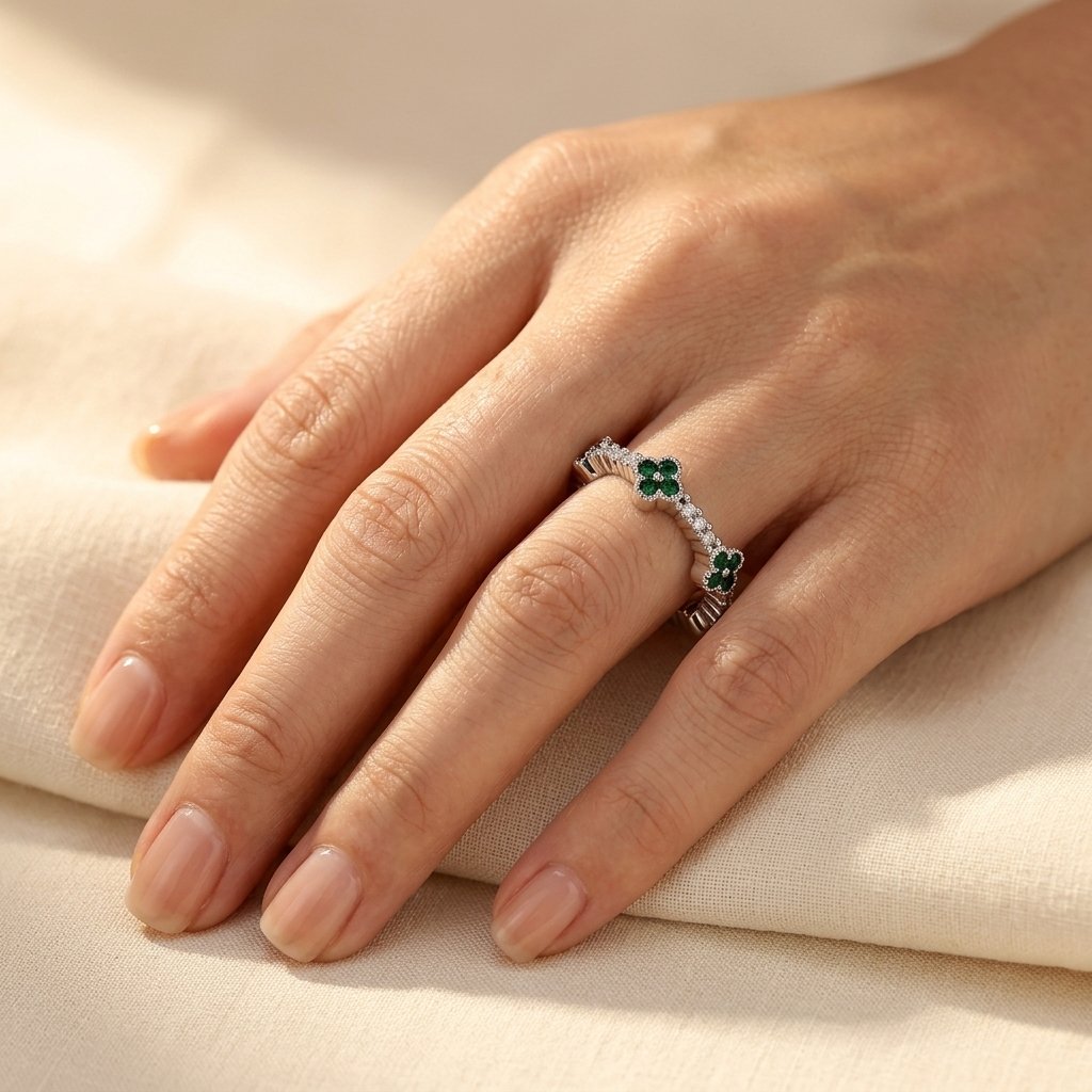 Zilverkleurige smaragd klavertjevier ring