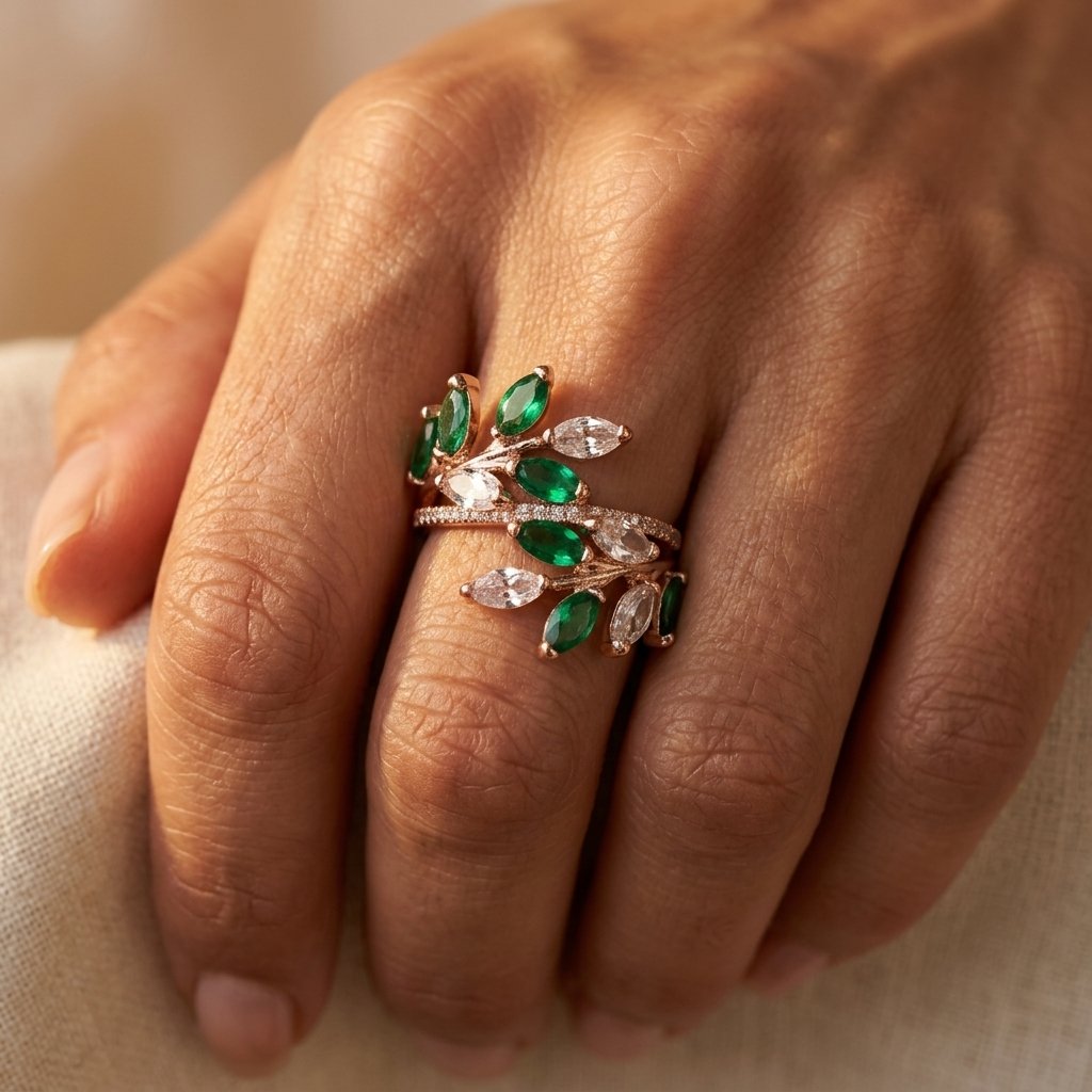 Goudkleurige bladtak ring met groen kristal
