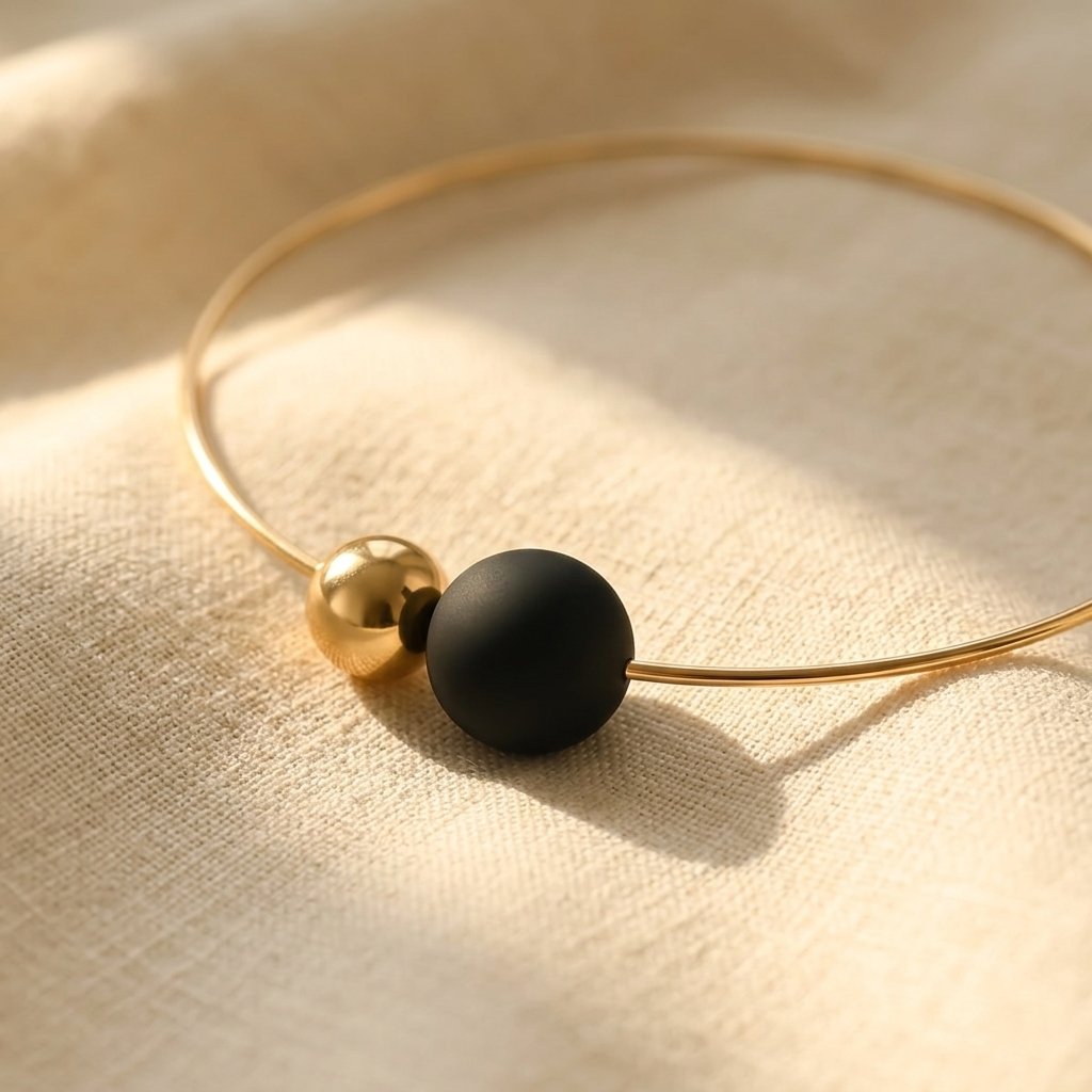 Minimalistische goudkleurige ketting met zwarte ronde bol
