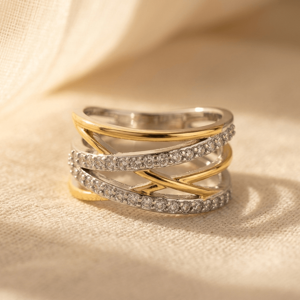Zilver- en goudkleurige gekruiste zirkonia ring