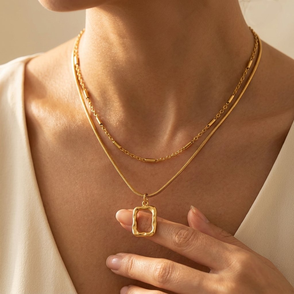 Minimalistische goudkleurige dubbellaagse ketting met vierkante hanger