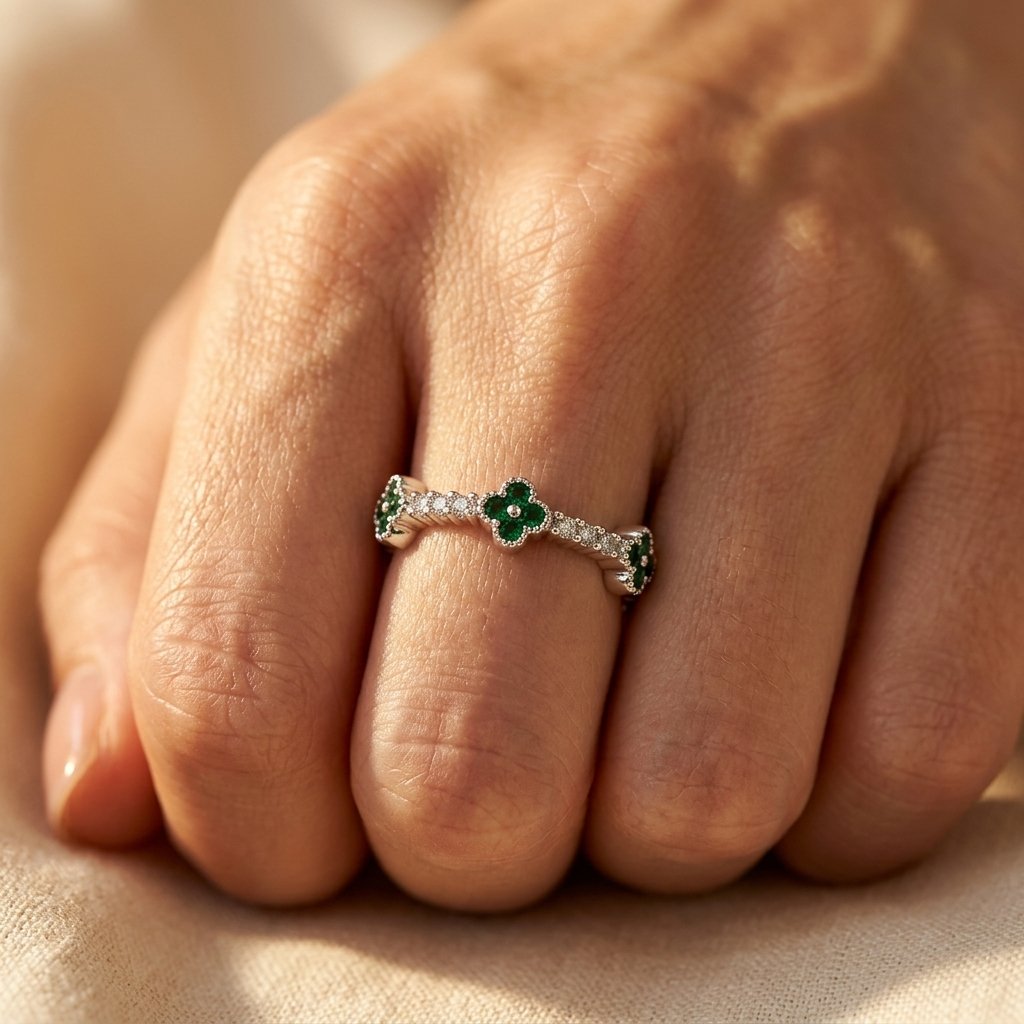 Zilverkleurige smaragd klavertjevier ring