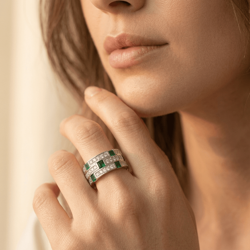 Smaragdgroene zilverkleurige bandring met diamant