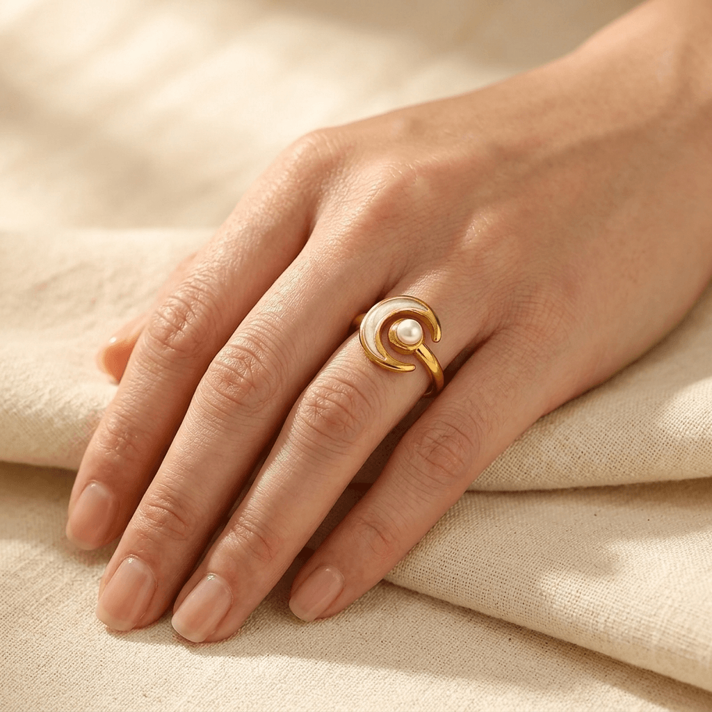 Goudkleurige halvemaanring met parel